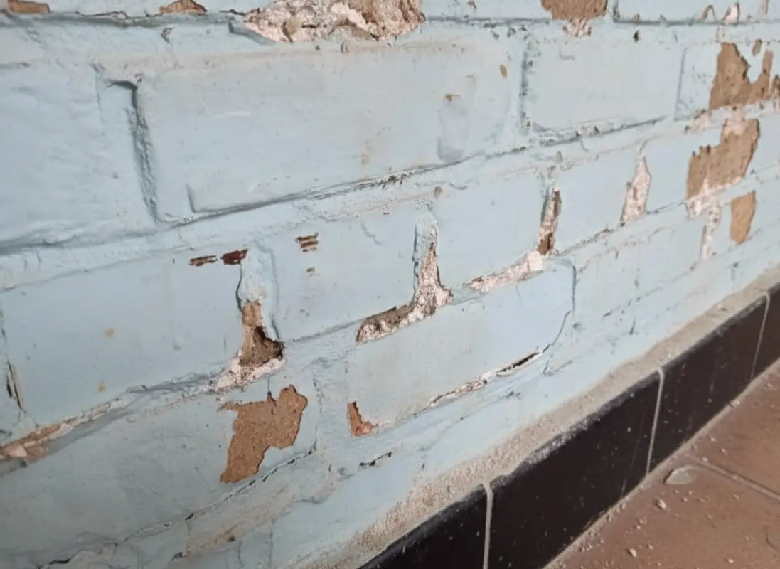 Vochtige muur met schade